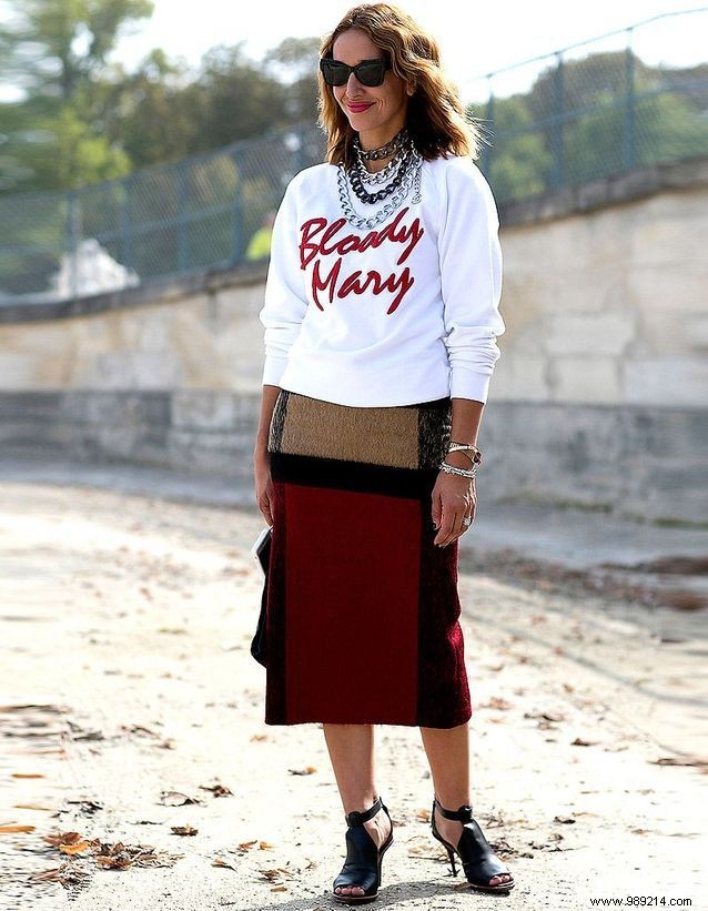 How to wear the midi skirt without looking grandma? 