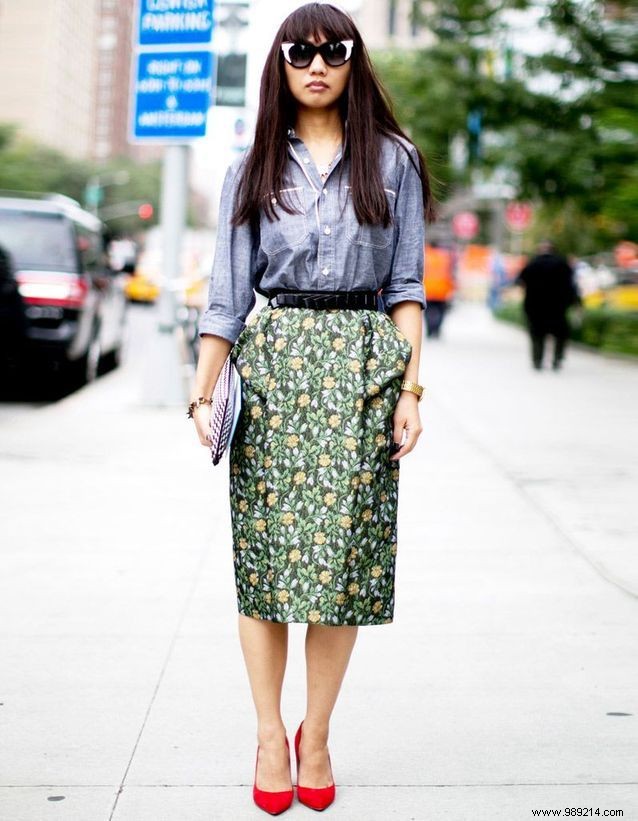 How to wear the midi skirt without looking grandma? 