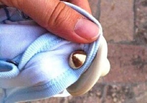 Trick for removing a lock on a garment (forgotten by the cashier). 