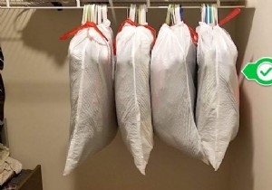 Moving:Use Trash Bags To Easily Store Your Clothes On Hangers. 