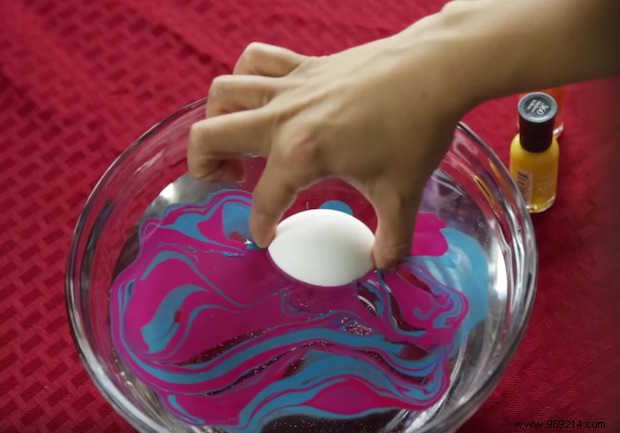 The Brilliant Trick To EASILY Decorate Easter Eggs. 