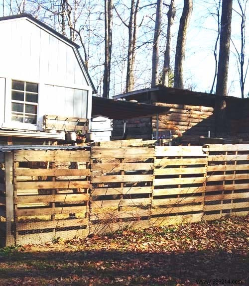 How to Make a Free Pallet Fence (In Just 4 Steps). 