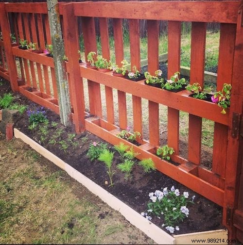 How to Make a Free Pallet Fence (In Just 4 Steps). 