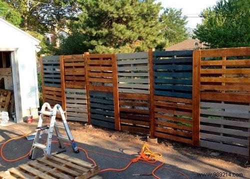 How to Make a Free Pallet Fence (In Just 4 Steps). 