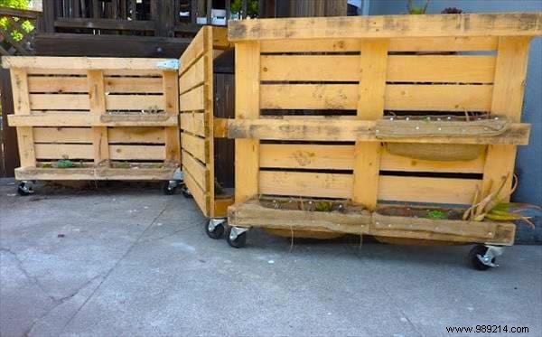 How to Make a Free Pallet Fence (In Just 4 Steps). 