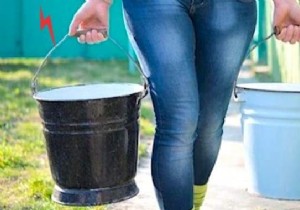 How To Carry A Bucket Full Of Water Without Hurting Your Hands. 