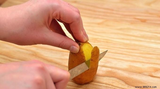 Peel Potatoes Super Fast With This Trick. 