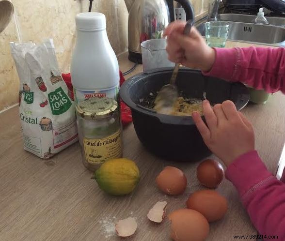 Easy and Cheap:The Delicious Recipe for Pancakes with Honey and Lemon. 