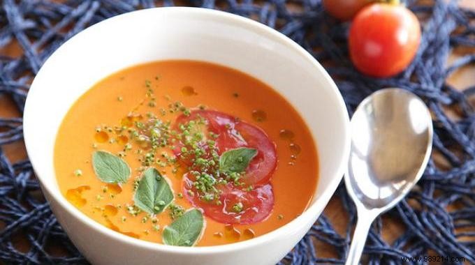 VERY Easy to Make:The Express Recipe for Gazpacho with Tomatoes and Peppers. 