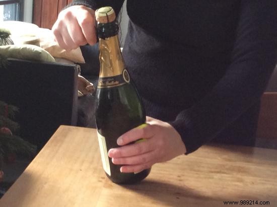 The Trick to Open a Bottle of Champagne WITHOUT Making a Noise (Revealed by a Sommelier). 