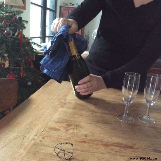 The Trick to Open a Bottle of Champagne WITHOUT Making a Noise (Revealed by a Sommelier). 