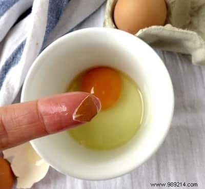 The Genius Trick To Catch a Piece of Eggshell in 2 Seconds. 