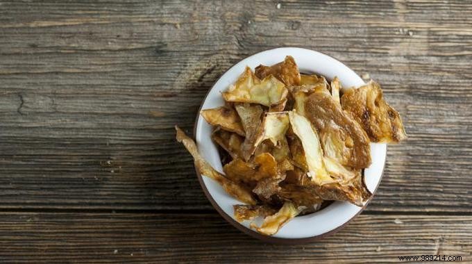 The Recipe for Delicious Homemade Crisps with Potato Peelings. 