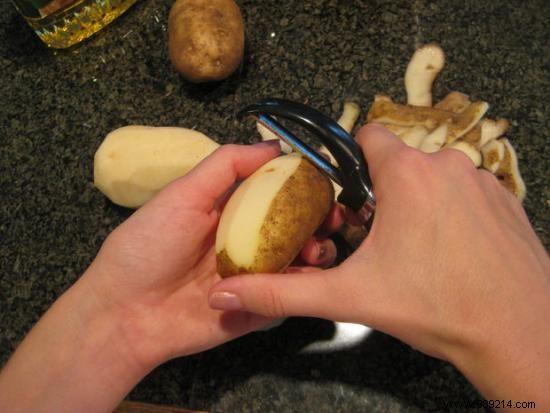 The Recipe for Delicious Homemade Crisps with Potato Peelings. 