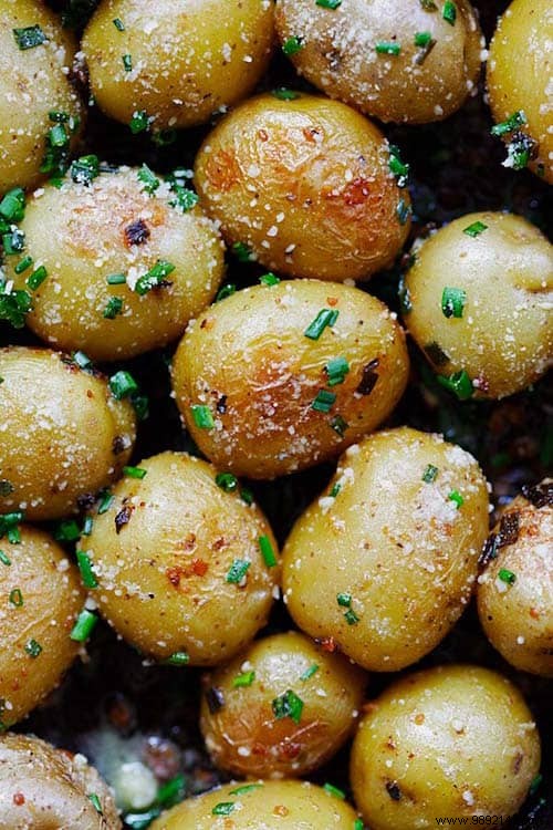 Easy and Cheap:The Recipe for Roasted Potatoes with Garlic Butter and Chives. 