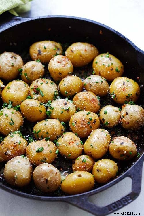 Easy and Cheap:The Recipe for Roasted Potatoes with Garlic Butter and Chives. 