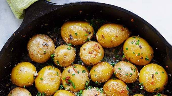 Easy and Cheap:The Recipe for Roasted Potatoes with Garlic Butter and Chives. 