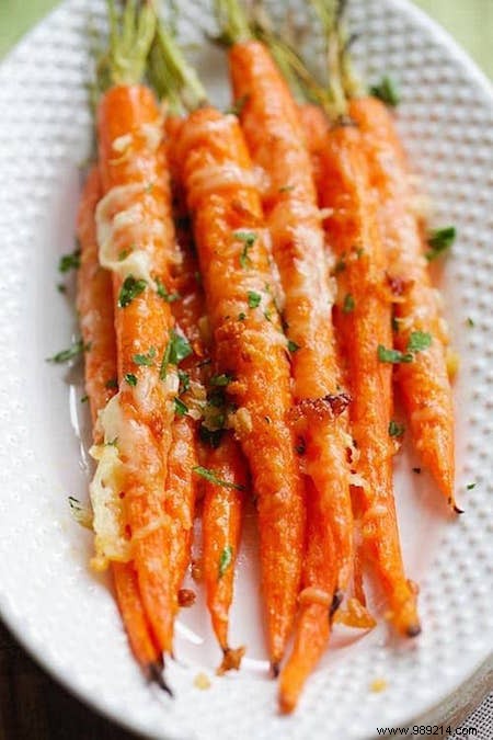 Super Easy and Quick:The Recipe for Roasted Carrots with Garlic and Parmesan. 