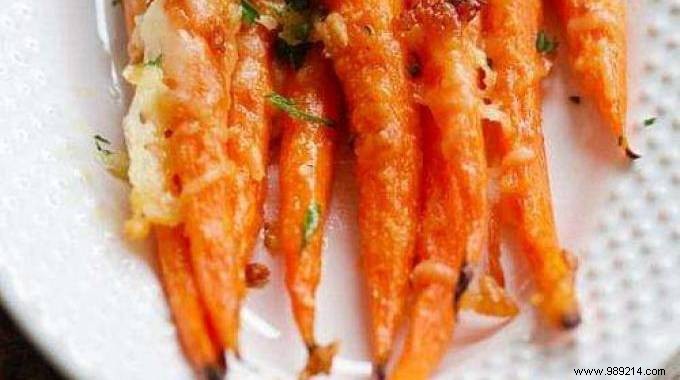 Super Easy and Quick:The Recipe for Roasted Carrots with Garlic and Parmesan. 