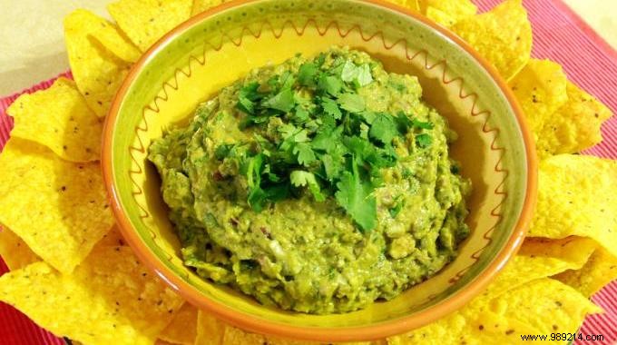 Easy and Cheap Aperitif Dinner Recipe:Guacamole. 