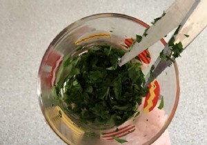 Parsley, Basil, Coriander... THE Trick To Mince Fresh Herbs In 2 Seconds. 