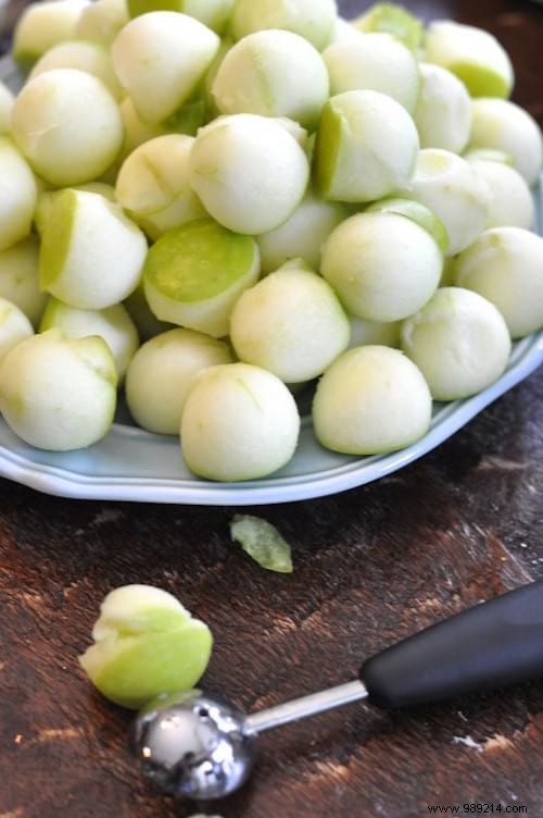 The Ultra Simple Recipe for Mini Caramel Apples. mmm too good! 