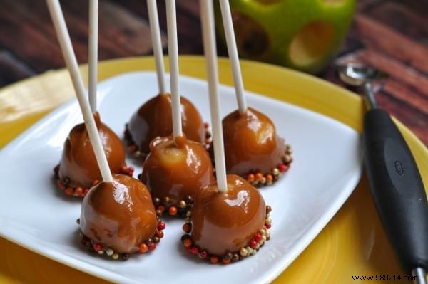 The Ultra Simple Recipe for Mini Caramel Apples. mmm too good! 