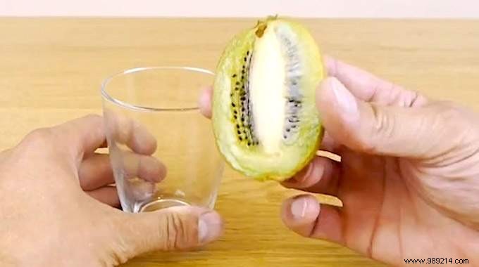 How to Peel a Kiwi Perfectly In 3 Seconds (With a Glass!). 