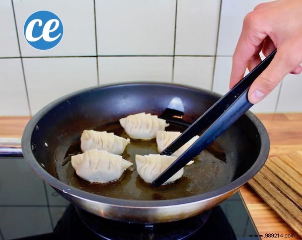 Easy And Fast:The Delicious Recipe for GYOZAS, the Famous Japanese Dumplings. 