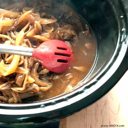 How To Make Delicious Slow Cooker Caramelized Onions. 