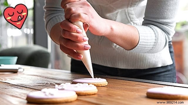 How to Make a Homemade Piping Bag in 2 Seconds. 