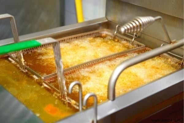 Why Does Frying Oil Foam and Overflow (And Is It Dangerous)? 