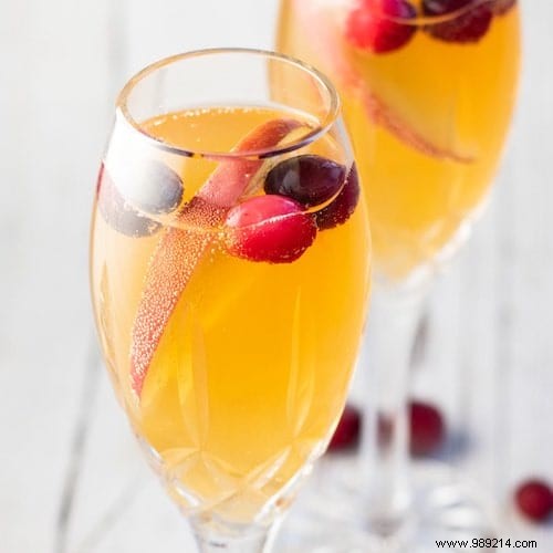 10 Super Easy and Quick Christmas Cocktails to Make (With or WITHOUT Alcohol). 