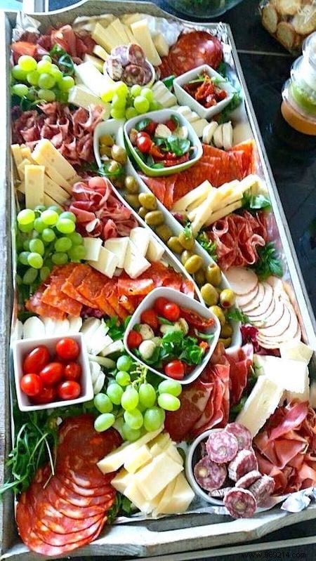 15 Great Ideas for Making a Beautiful Charcuterie Platter (Easy and Original). 