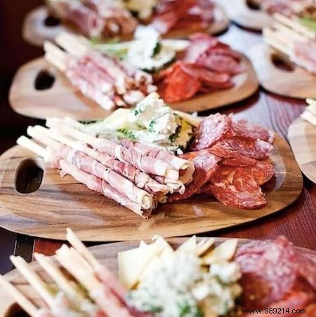 15 Great Ideas for Making a Beautiful Charcuterie Platter (Easy and Original). 