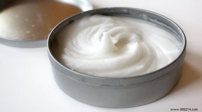 Baking Soda + Coconut Oil:The Best Cleanser For Problematic Skin. 