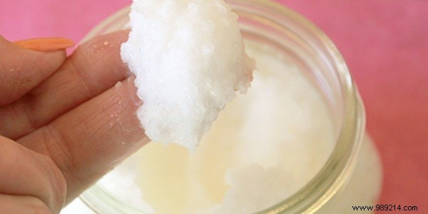 Baking Soda + Coconut Oil:The Best Cleanser For Problematic Skin. 