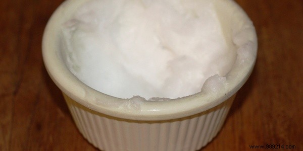 Baking Soda + Coconut Oil:The Best Cleanser For Problematic Skin. 