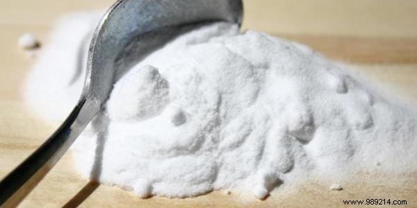 Baking Soda + Coconut Oil:The Best Cleanser For Problematic Skin. 