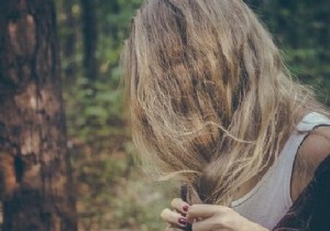 How to lighten her hair naturally ? 