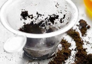 Coffee grounds, an effective and free exfoliating scrub for the face. 