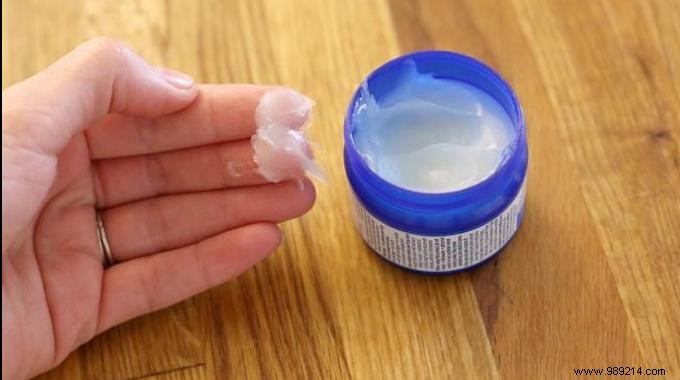 13 Amazing Uses For The Vicks Vaporub That No One Knows About. 