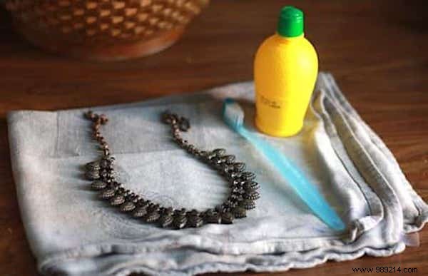 Blackened Silver Jewelry? Use Lemon To Restore Their Glow. 