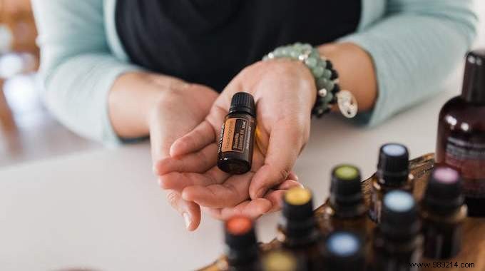 14 Essential Oils Every WOMAN Should Know. 