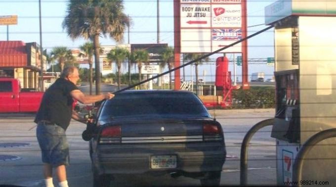 How to Know Which Side of the Car Has the Gas Tank. 