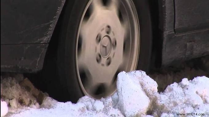 How to Instantly Unlock a Spinning Car in the Snow. 