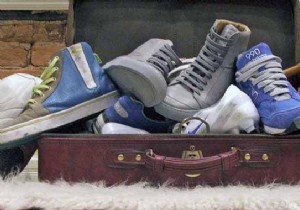 The trick to stop damaging your shoes in the suitcase. 