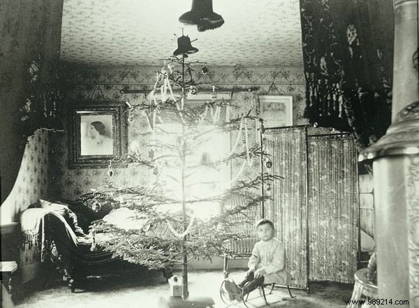 This is what Christmas trees looked like 100 years ago (12 photos). 