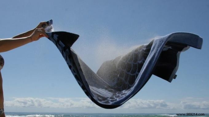 The Incredible Tip For Not Getting Sand On Your Towel At The Beach. 