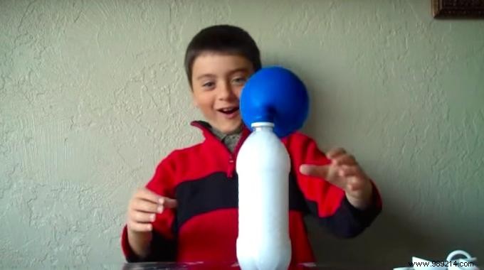 The Magic Trick to Inflate a Balloon with Bicarbonate. Incredible ! 